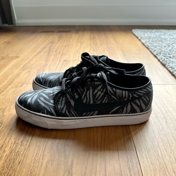 Men’s Nike Sneakers - Picture 7 of 7